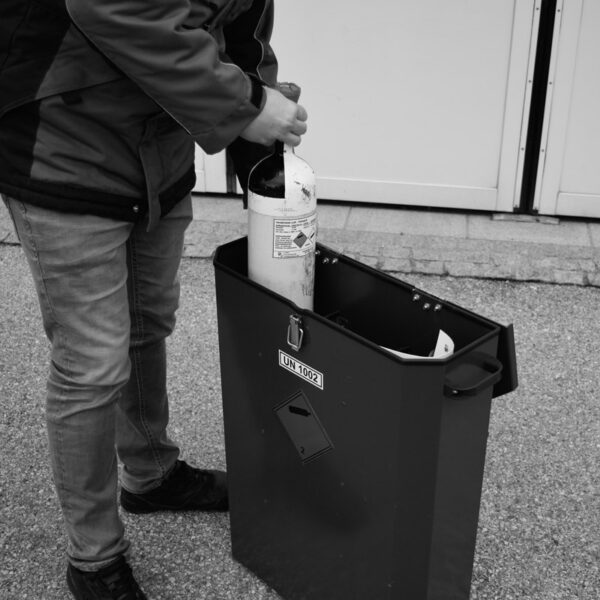 Atemschutzflaschenbox für Feuerwehren wird mit Flasche befüllt- Made by kkm