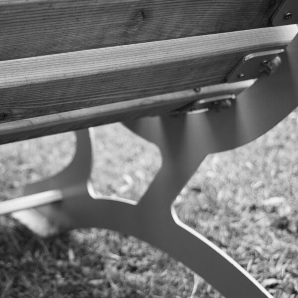 kkm OG - Gartenliege geschwungen aus Metall und Holz - Detail Untersicht
