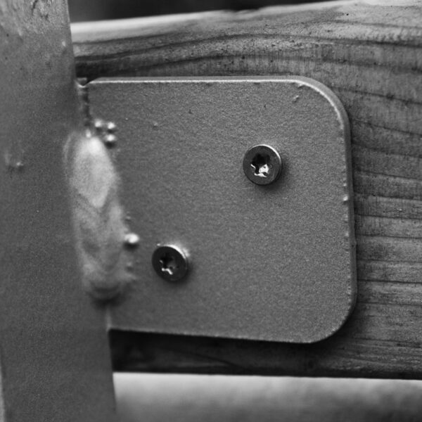 kkm OG - Gartenliege geschwungen aus Metall und Holz - Detail Verarbeitung